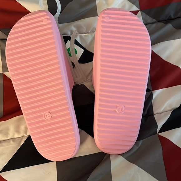 Woman pink slides 🔥 - Picture 2 of 2